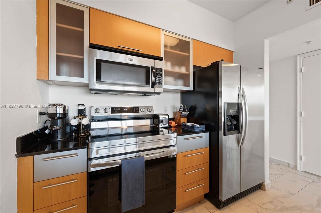 For Sale: $530,000 (1 beds, 1 baths, 791 Square Feet)