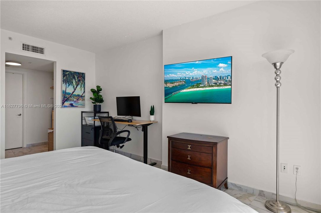 For Sale: $520,000 (1 beds, 1 baths, 791 Square Feet)