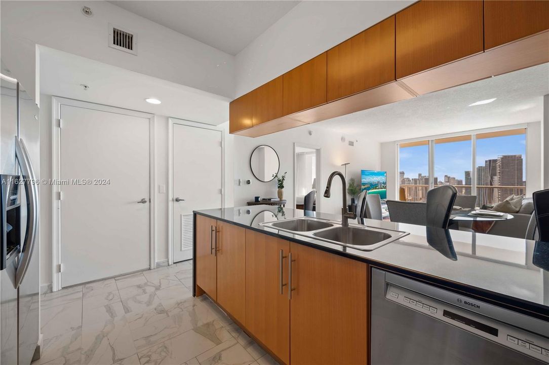 For Sale: $520,000 (1 beds, 1 baths, 791 Square Feet)