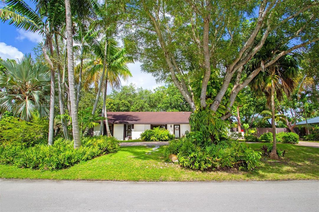 Active With Contract: $850,000 (3 beds, 2 baths, 1553 Square Feet)