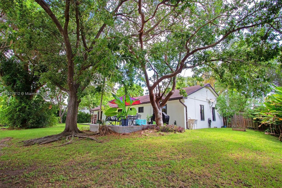 Active With Contract: $850,000 (3 beds, 2 baths, 1553 Square Feet)