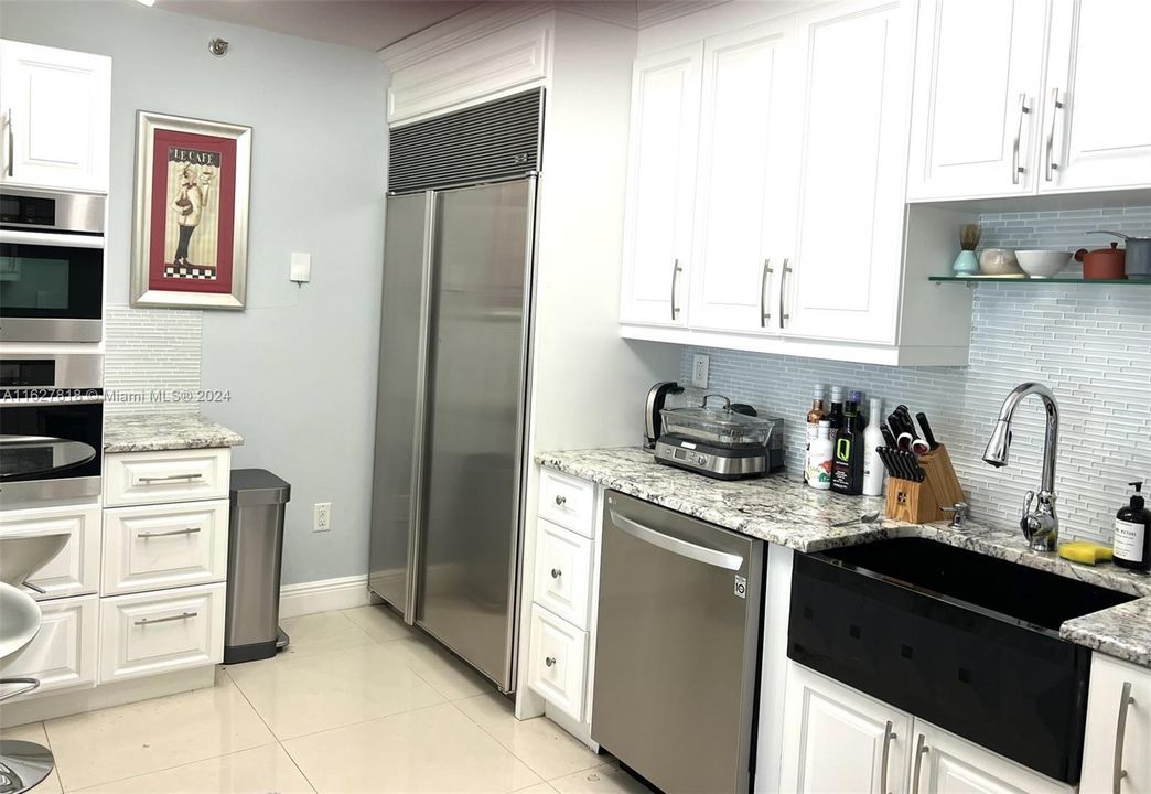 For Sale: $629,000 (1 beds, 1 baths, 962 Square Feet)