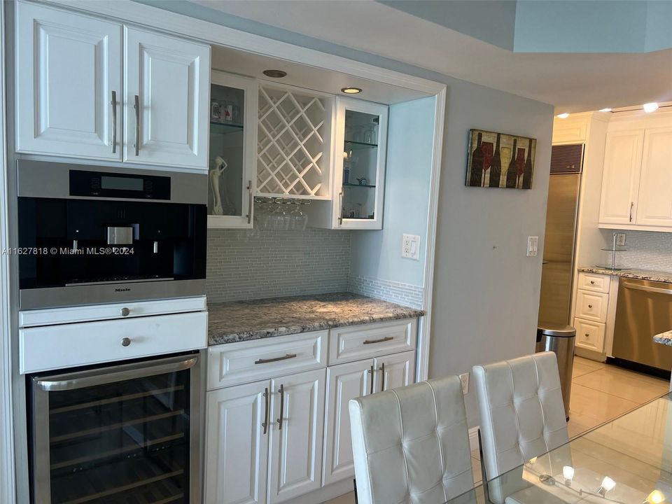 For Sale: $629,000 (1 beds, 1 baths, 962 Square Feet)