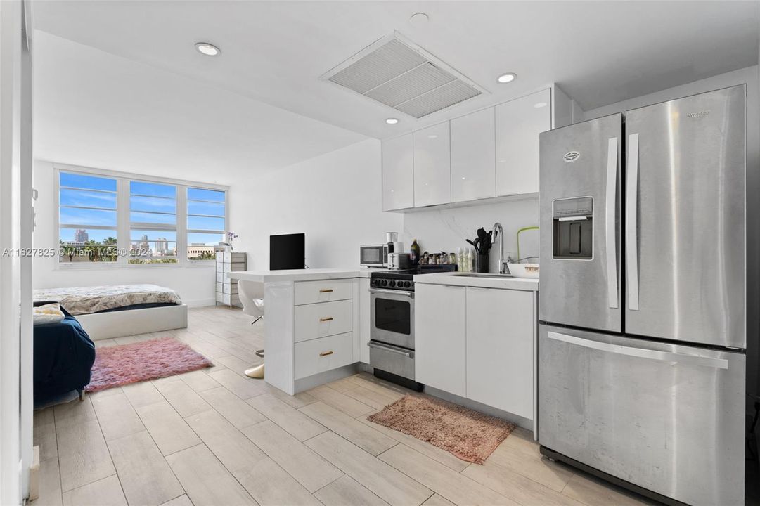 Active With Contract: $920,000 (2 beds, 2 baths, 1190 Square Feet)