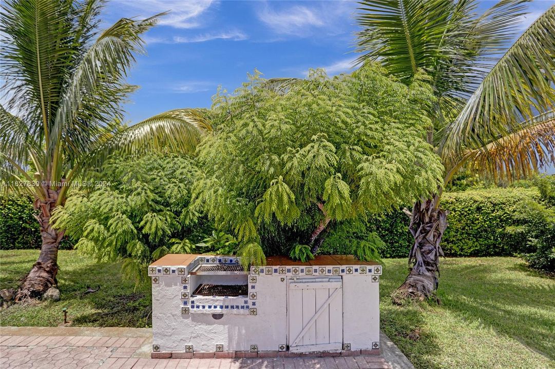 Recently Sold: $1,285,000 (4 beds, 2 baths, 2340 Square Feet)