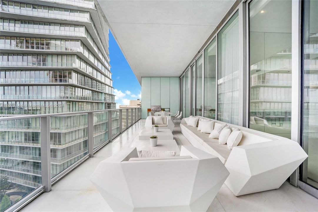 Recently Sold: $3,500,000 (3 beds, 3 baths, 1833 Square Feet)