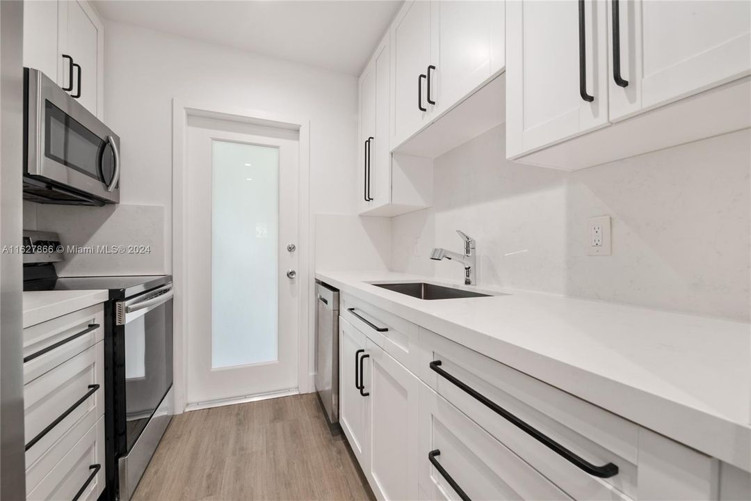 Active With Contract: $375,000 (1 beds, 1 baths, 616 Square Feet)