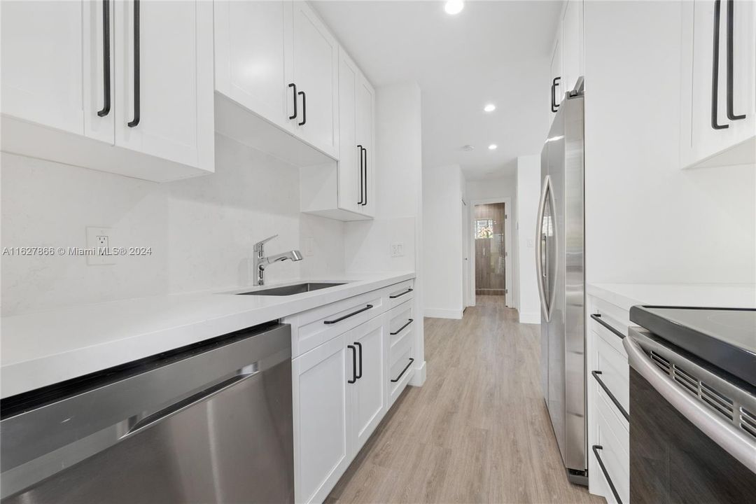 Active With Contract: $375,000 (1 beds, 1 baths, 616 Square Feet)