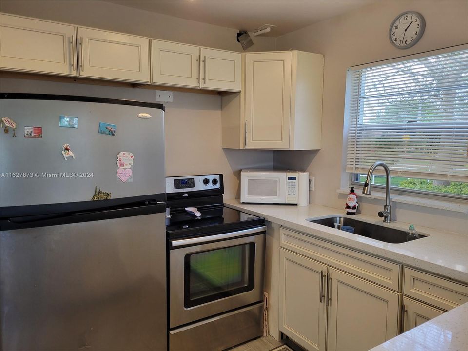 Active With Contract: $122,900 (1 beds, 1 baths, 700 Square Feet)