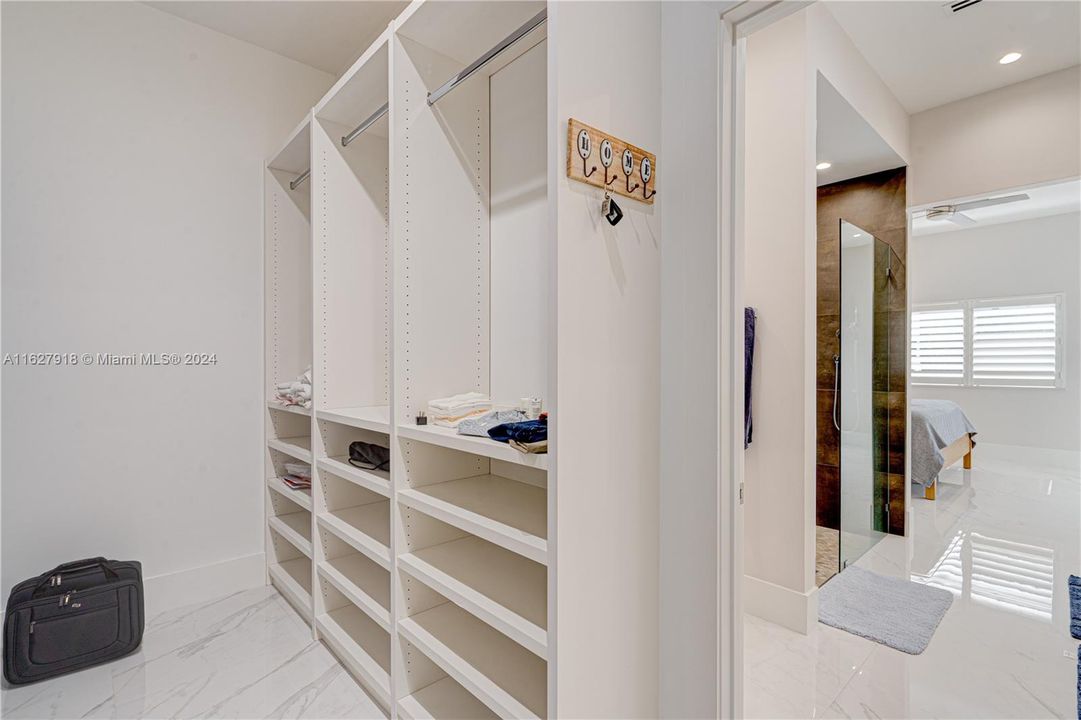 Recientemente alquilado: $8,500 (3 camas, 3 baños, 2427 Pies cuadrados)
