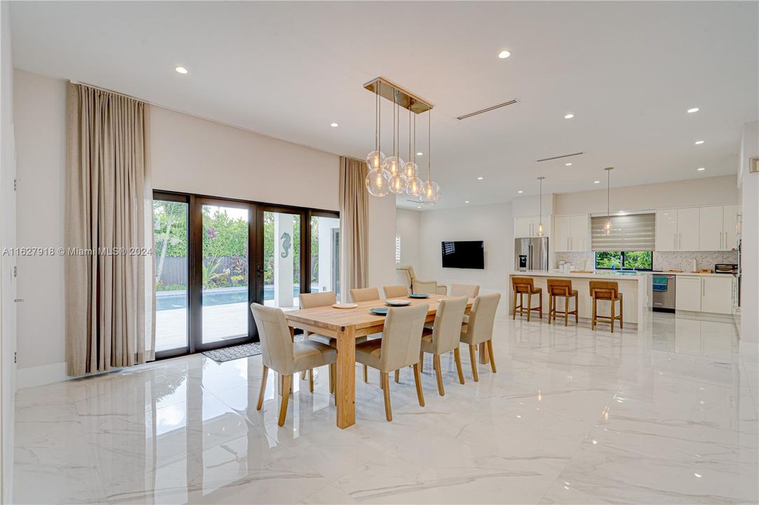 Recientemente alquilado: $8,500 (3 camas, 3 baños, 2427 Pies cuadrados)