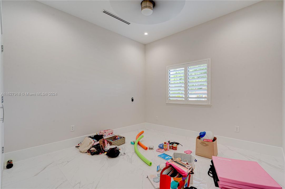 Recientemente alquilado: $8,500 (3 camas, 3 baños, 2427 Pies cuadrados)