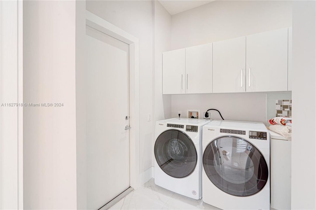 Recientemente alquilado: $8,500 (3 camas, 3 baños, 2427 Pies cuadrados)