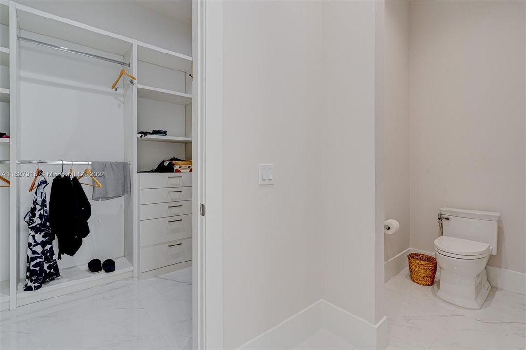 Recientemente alquilado: $8,500 (3 camas, 3 baños, 2427 Pies cuadrados)