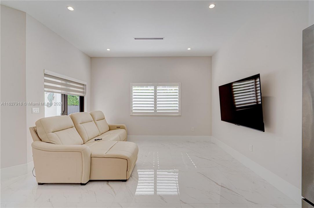 Recientemente alquilado: $8,500 (3 camas, 3 baños, 2427 Pies cuadrados)