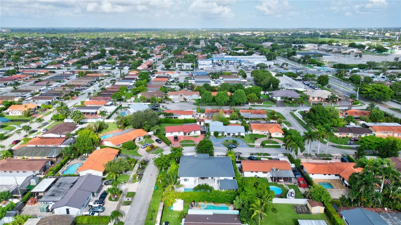 Recientemente alquilado: $8,500 (3 camas, 3 baños, 2427 Pies cuadrados)