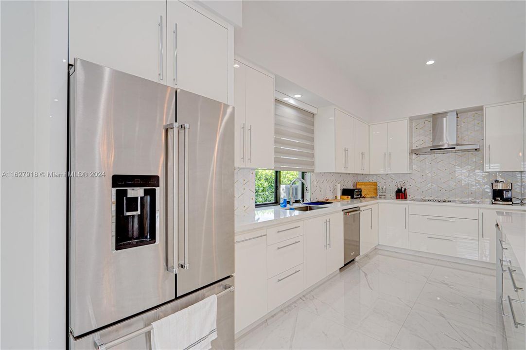 Recientemente alquilado: $8,500 (3 camas, 3 baños, 2427 Pies cuadrados)