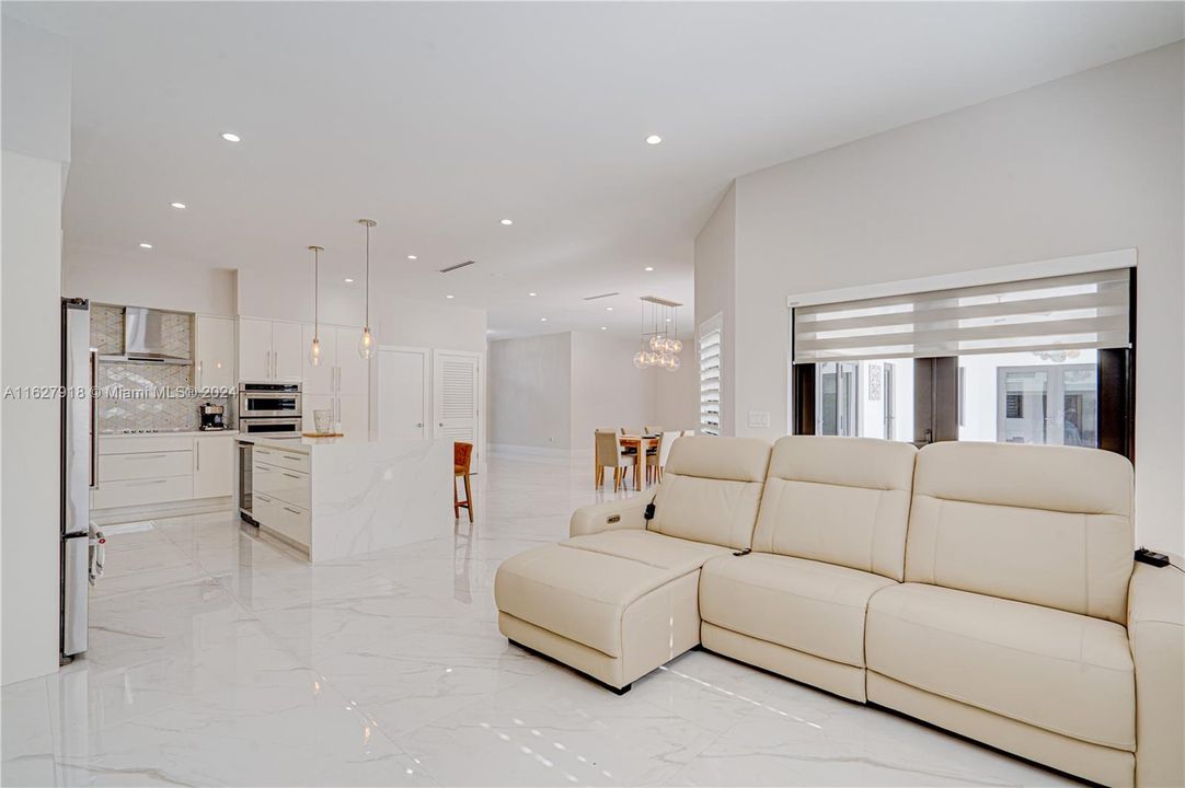 Recientemente alquilado: $8,500 (3 camas, 3 baños, 2427 Pies cuadrados)