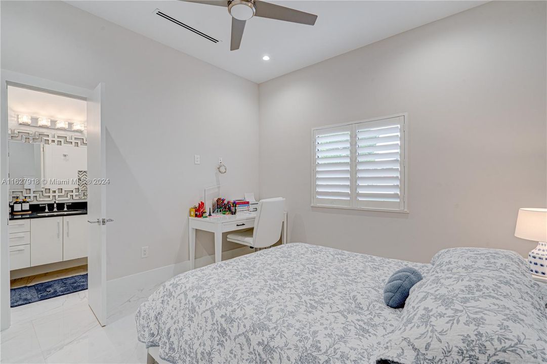 Recientemente alquilado: $8,500 (3 camas, 3 baños, 2427 Pies cuadrados)