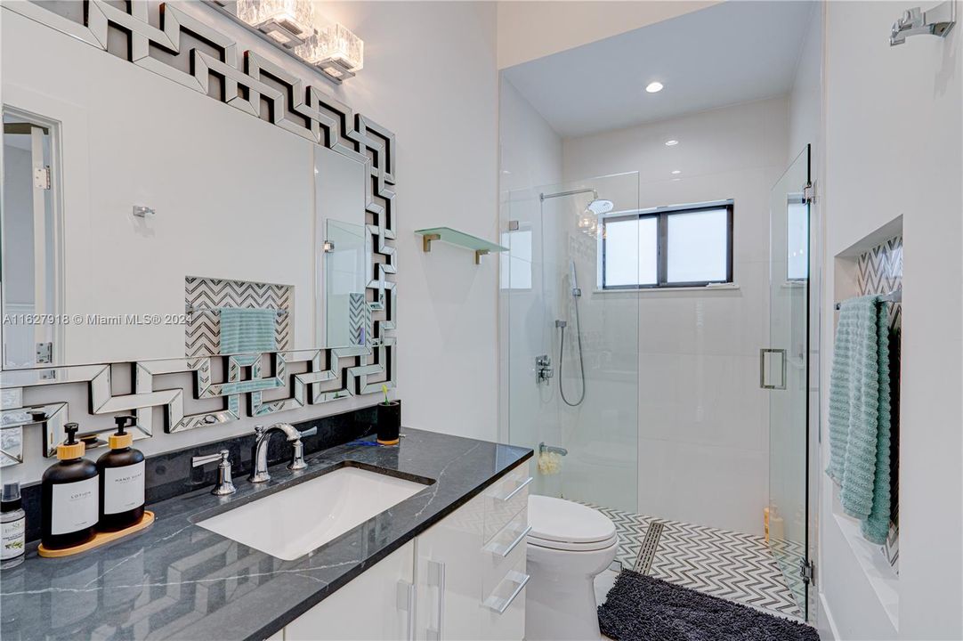 Recientemente alquilado: $8,500 (3 camas, 3 baños, 2427 Pies cuadrados)
