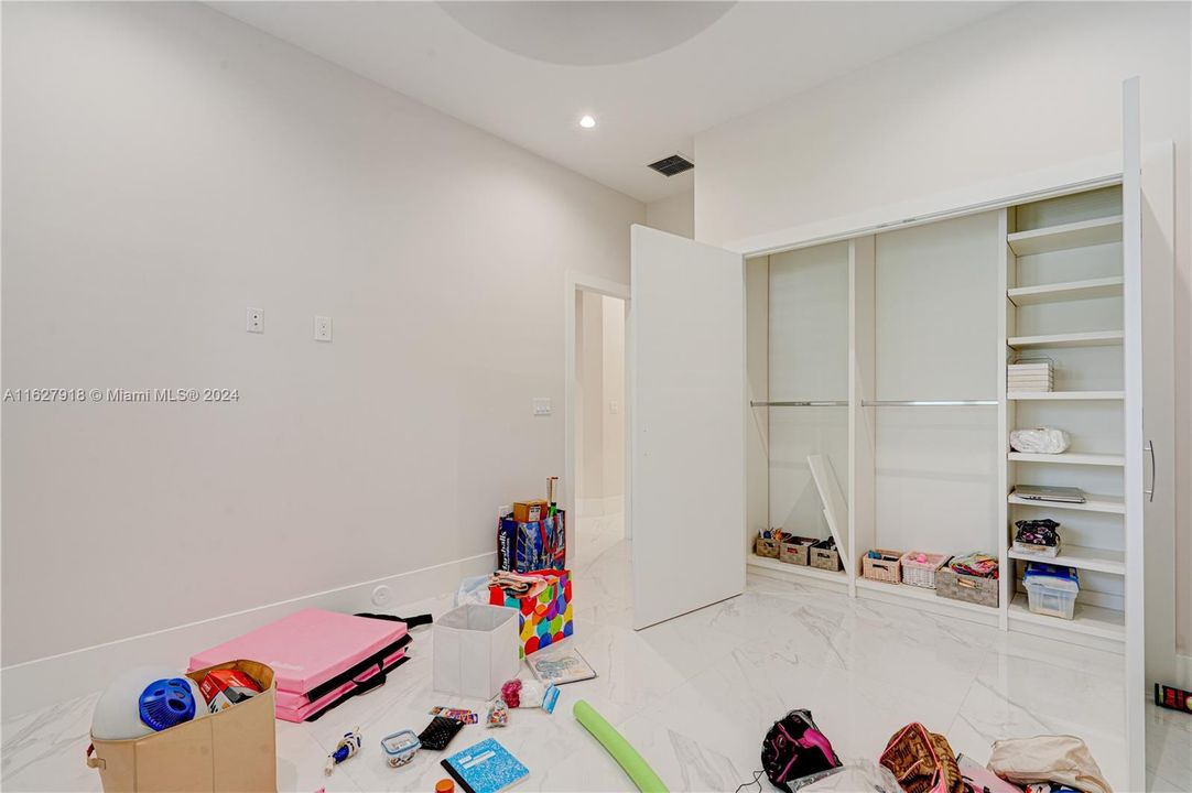 Recientemente alquilado: $8,500 (3 camas, 3 baños, 2427 Pies cuadrados)
