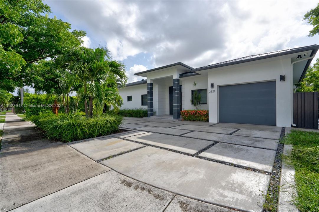 Recientemente alquilado: $8,500 (3 camas, 3 baños, 2427 Pies cuadrados)