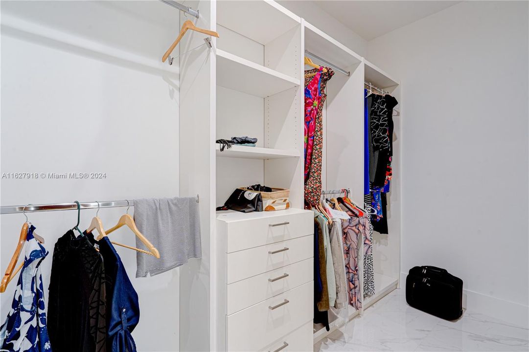 Recientemente alquilado: $8,500 (3 camas, 3 baños, 2427 Pies cuadrados)