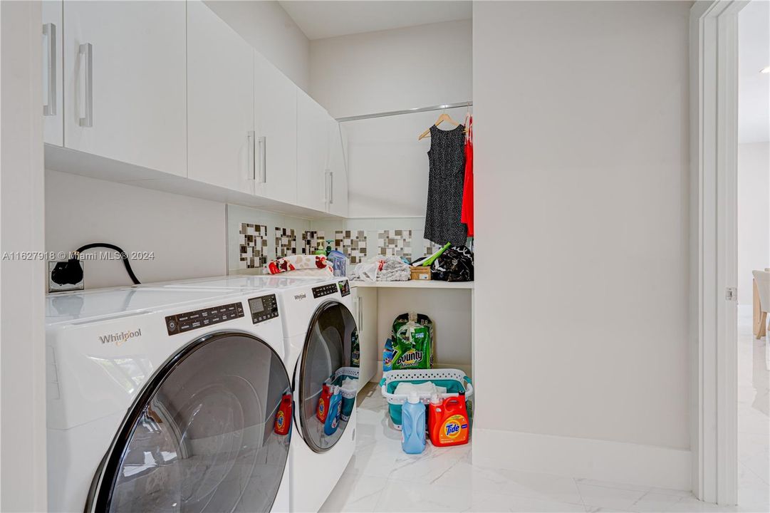 Recientemente alquilado: $8,500 (3 camas, 3 baños, 2427 Pies cuadrados)