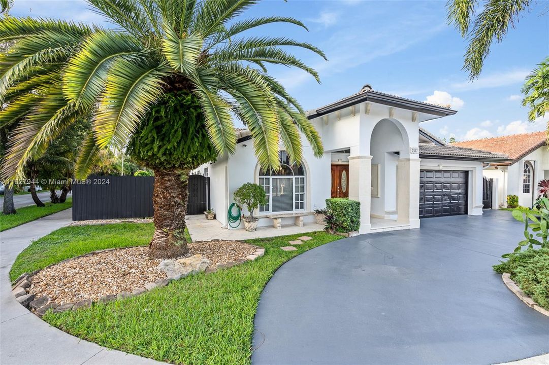 Recently Sold: $820,000 (3 beds, 2 baths, 1756 Square Feet)