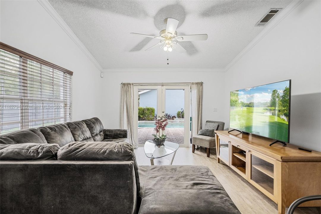 Recently Sold: $820,000 (3 beds, 2 baths, 1756 Square Feet)