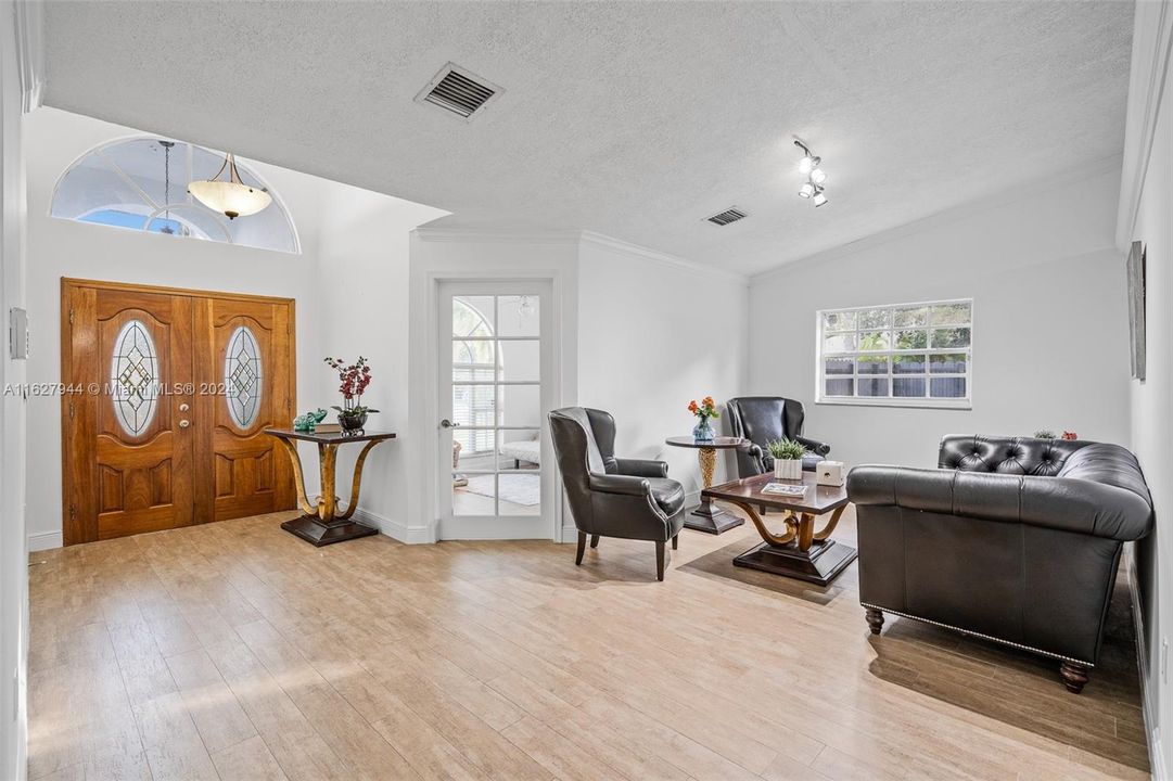 Recently Sold: $820,000 (3 beds, 2 baths, 1756 Square Feet)