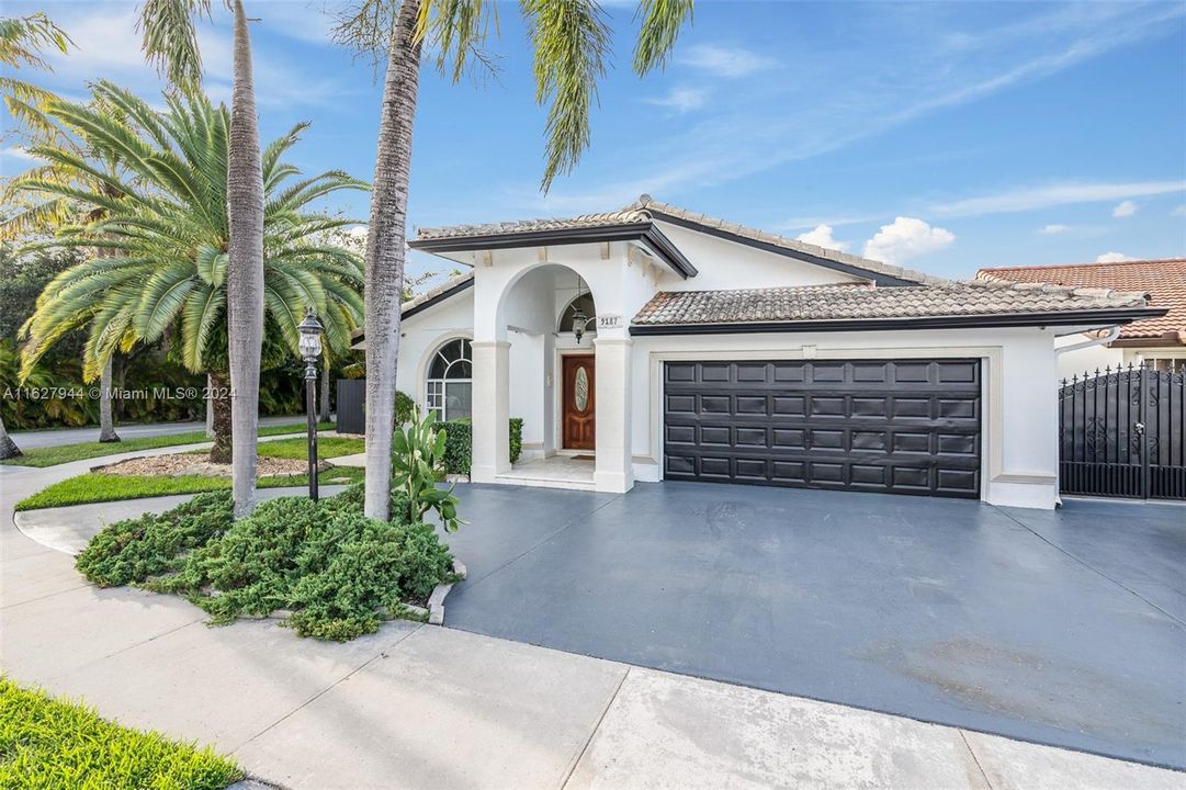 Recently Sold: $820,000 (3 beds, 2 baths, 1756 Square Feet)