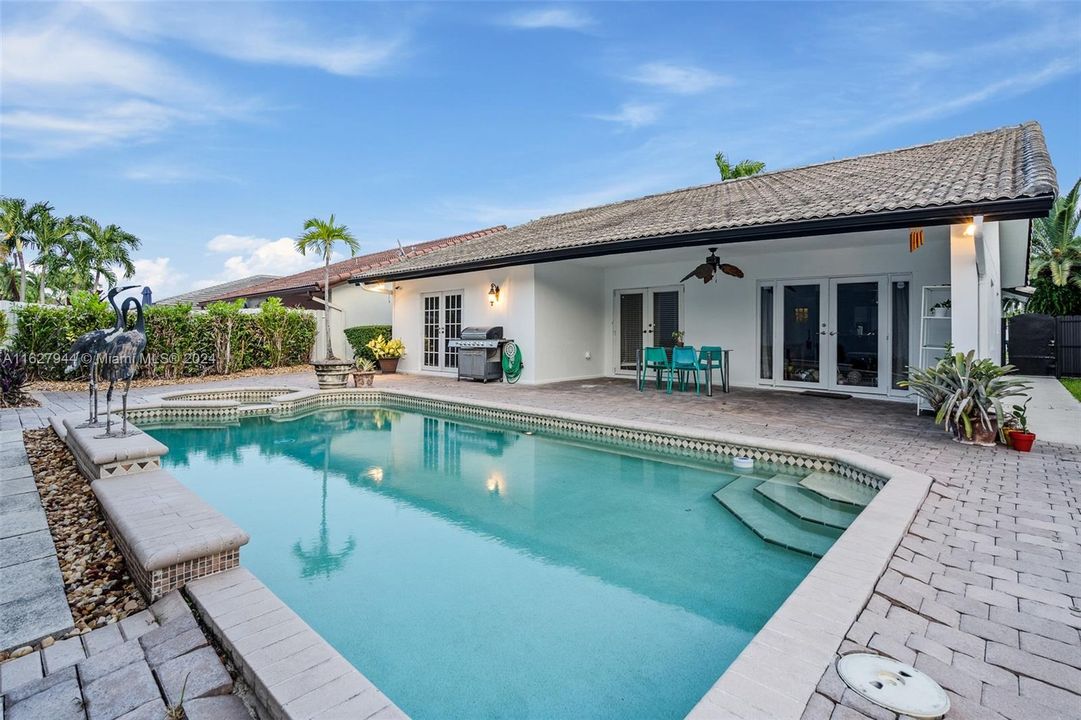 Recently Sold: $820,000 (3 beds, 2 baths, 1756 Square Feet)