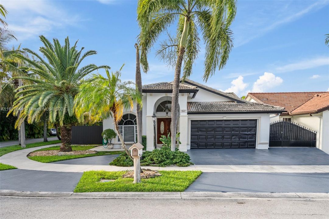 Recently Sold: $820,000 (3 beds, 2 baths, 1756 Square Feet)