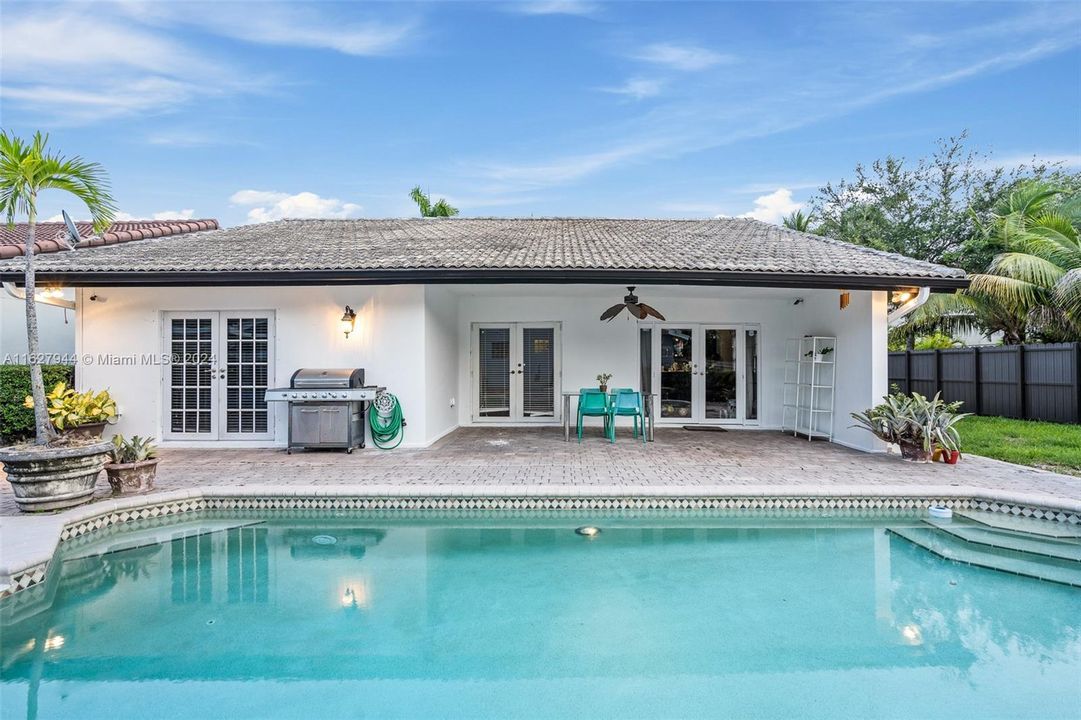 Recently Sold: $820,000 (3 beds, 2 baths, 1756 Square Feet)