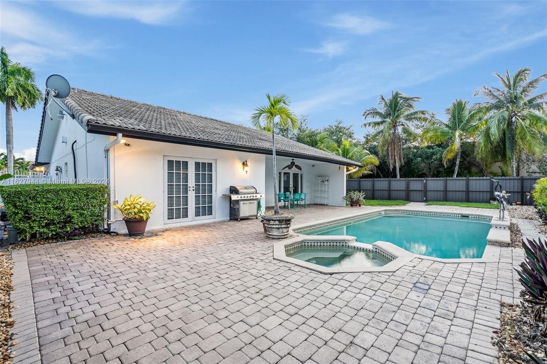 Recently Sold: $820,000 (3 beds, 2 baths, 1756 Square Feet)