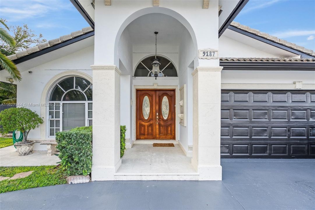 Recently Sold: $820,000 (3 beds, 2 baths, 1756 Square Feet)