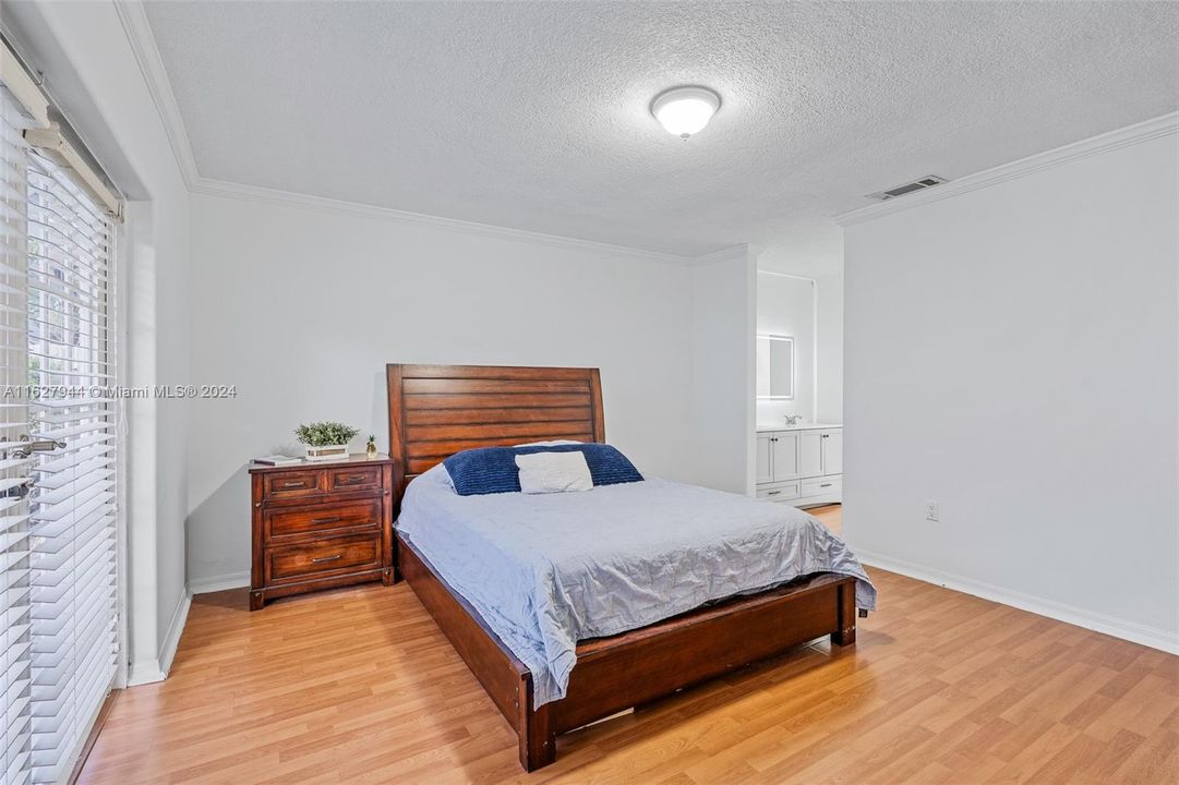 Recently Sold: $820,000 (3 beds, 2 baths, 1756 Square Feet)