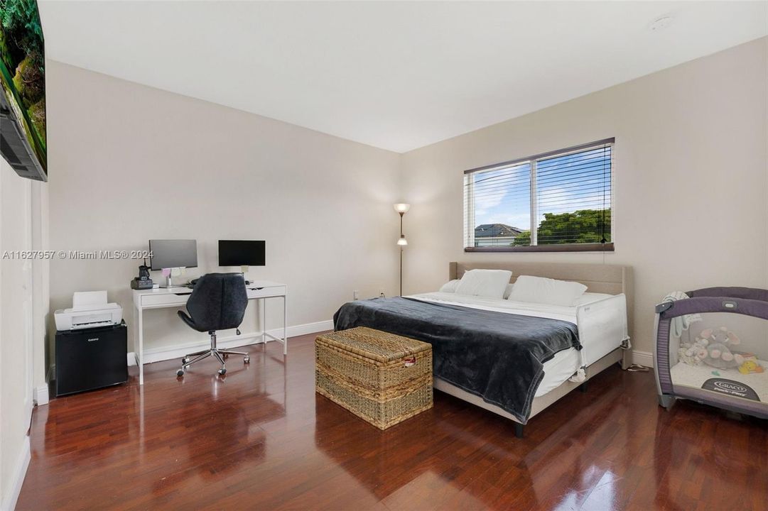 Recently Sold: $505,000 (5 beds, 3 baths, 1762 Square Feet)