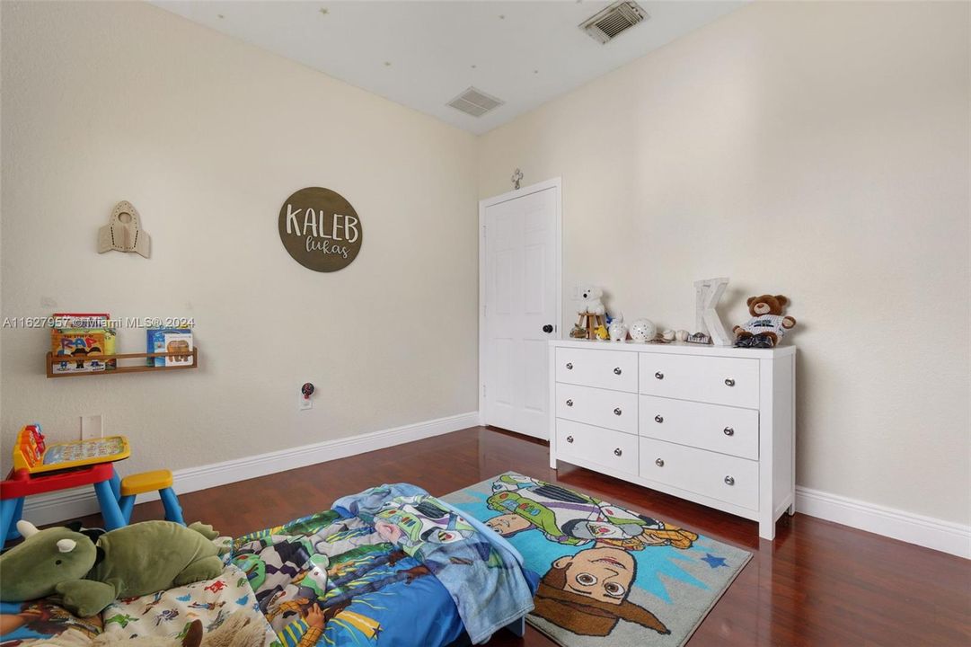 Recently Sold: $505,000 (5 beds, 3 baths, 1762 Square Feet)