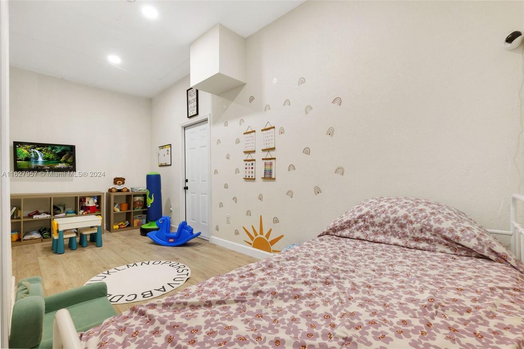 Recently Sold: $505,000 (5 beds, 3 baths, 1762 Square Feet)