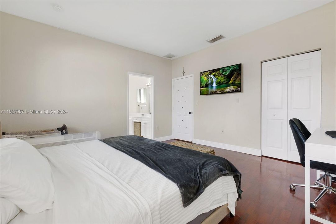 Recently Sold: $505,000 (5 beds, 3 baths, 1762 Square Feet)