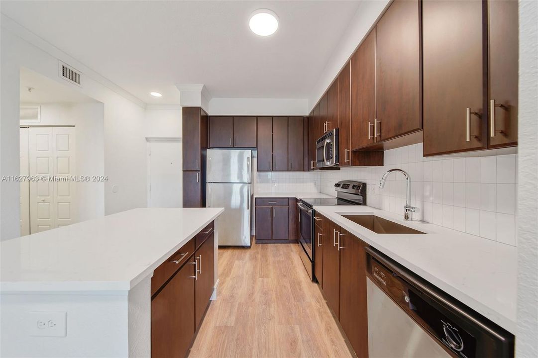 Active With Contract: $2,133 (1 beds, 1 baths, 800 Square Feet)