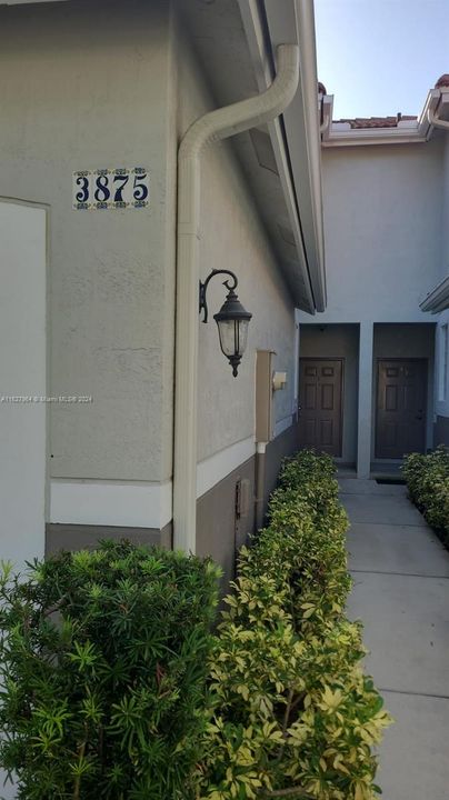 Active With Contract: $2,750 (2 beds, 2 baths, 1261 Square Feet)