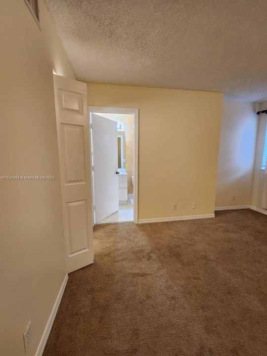 Active With Contract: $2,750 (2 beds, 2 baths, 1261 Square Feet)