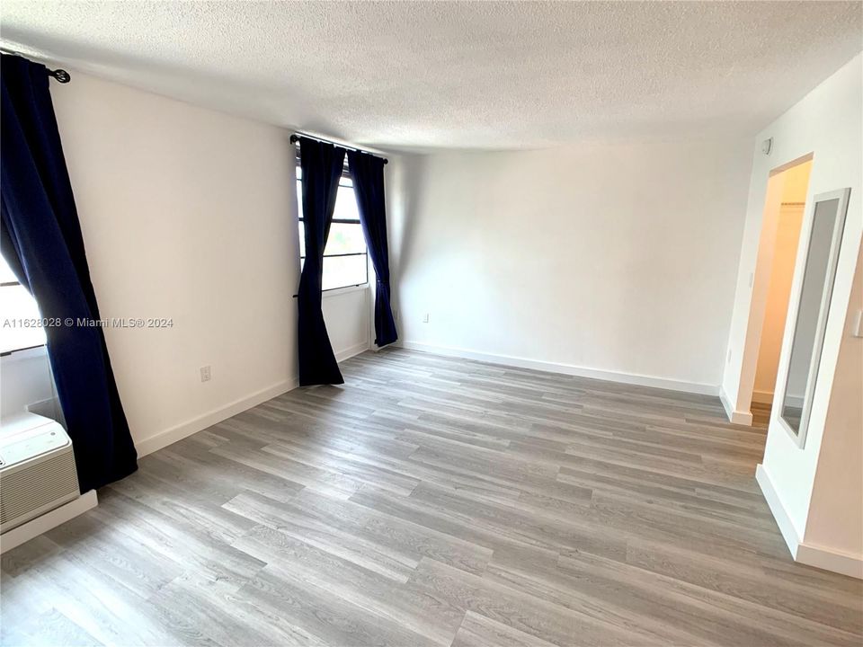 Recently Rented: $1,800 (0 beds, 1 baths, 400 Square Feet)