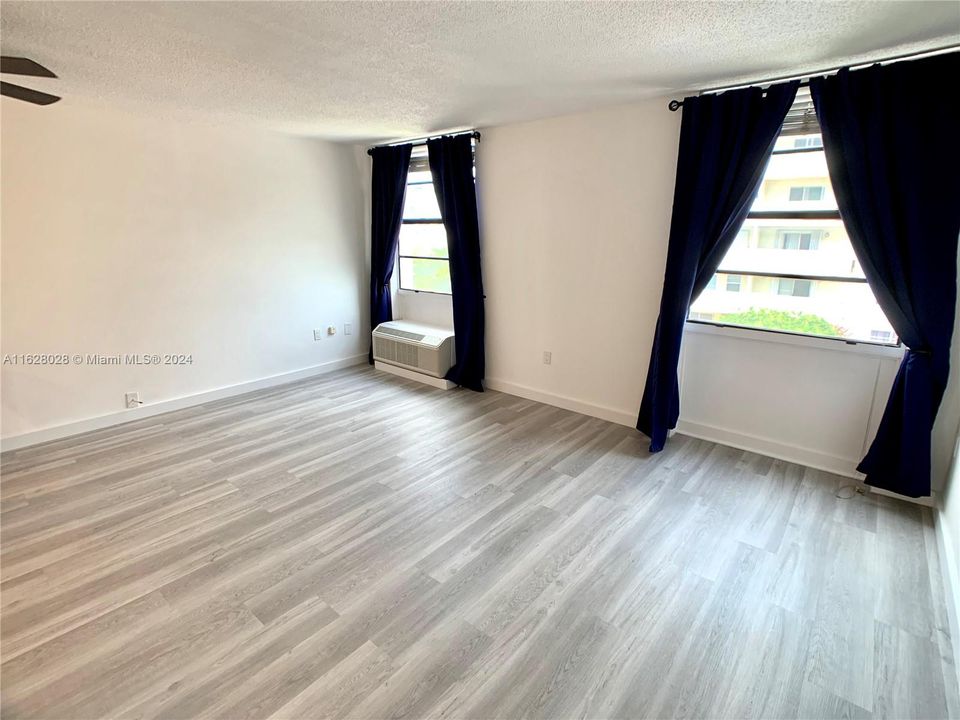 Recently Rented: $1,800 (0 beds, 1 baths, 400 Square Feet)