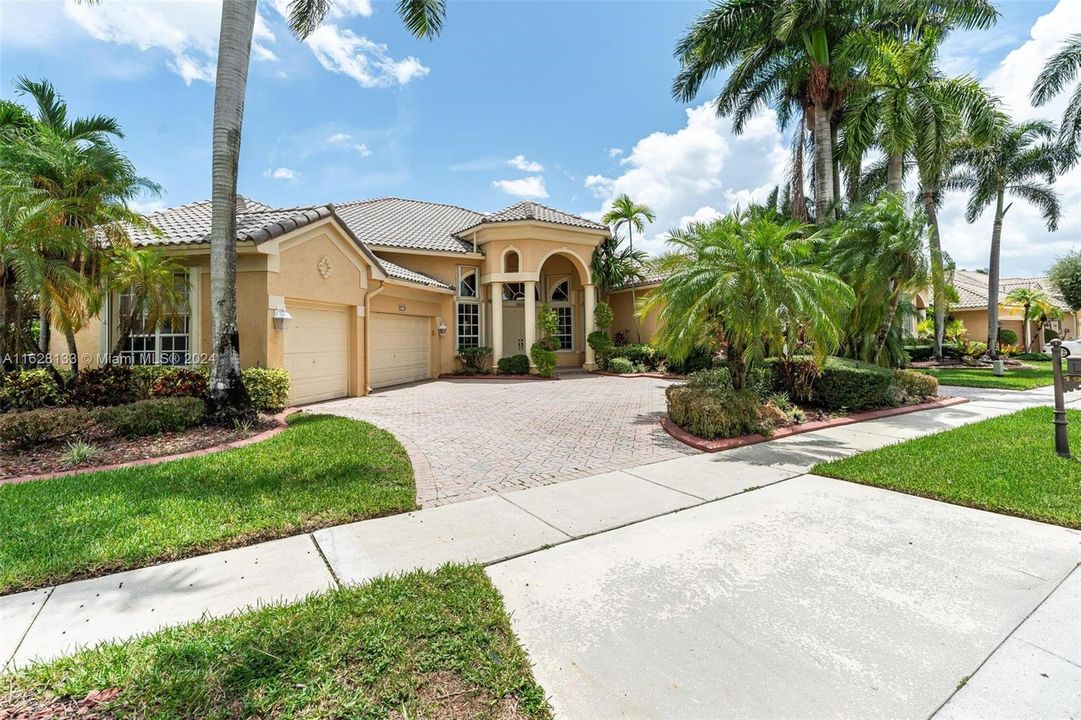 Active With Contract: $1,000,000 (5 beds, 3 baths, 3474 Square Feet)