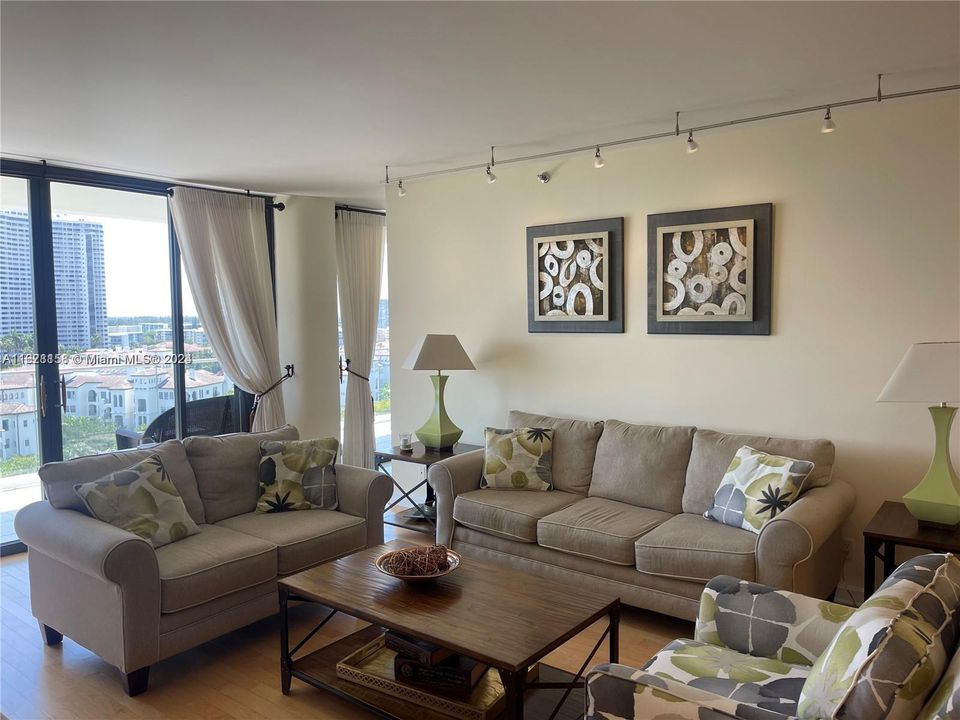 For Sale: $575,000 (2 beds, 2 baths, 1520 Square Feet)