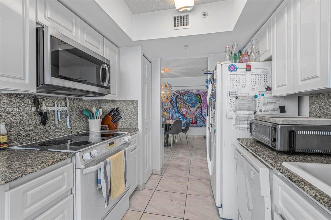 For Sale: $1,100,000 (2 beds, 2 baths, 1440 Square Feet)